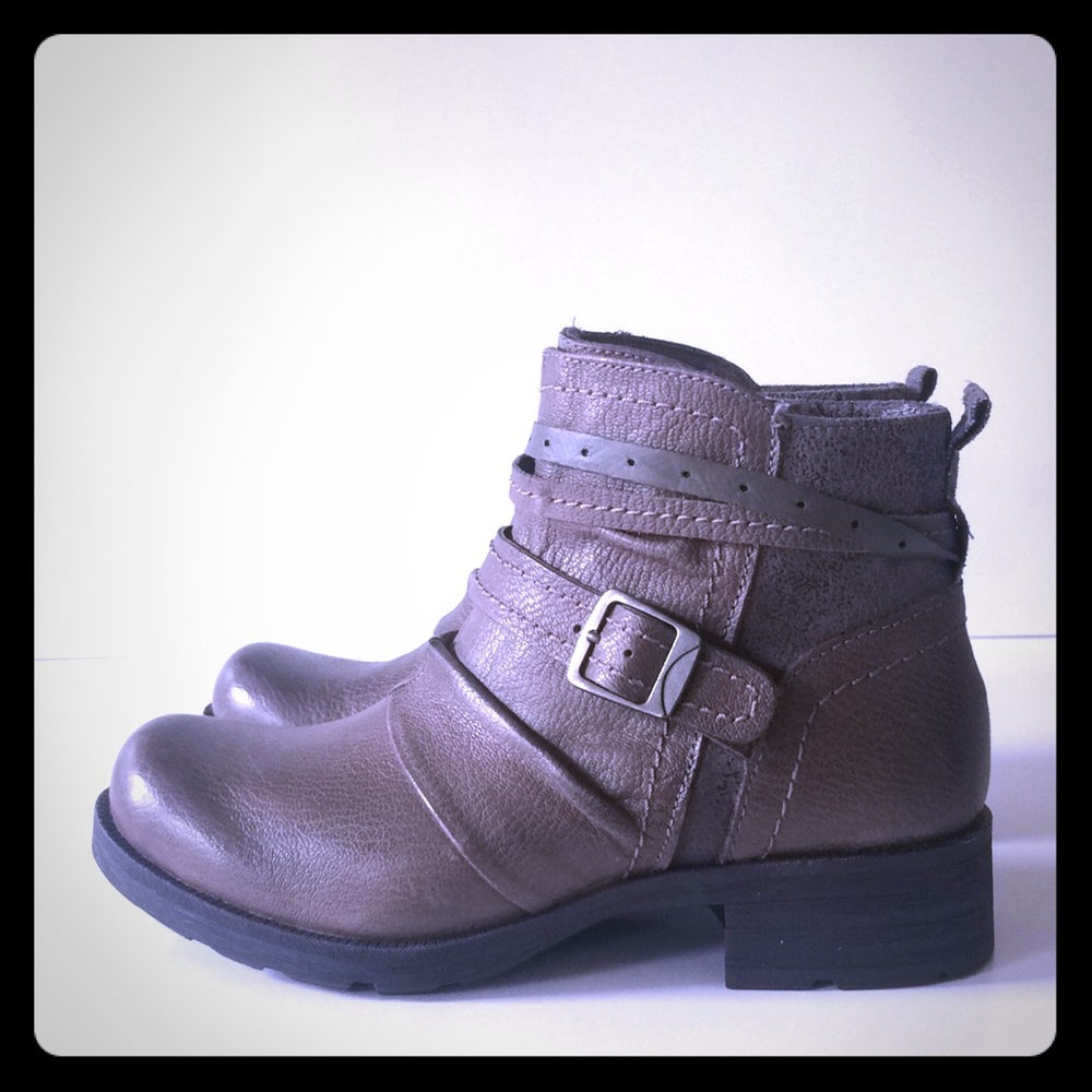 Earth origins brown ankle zip distress moto boots